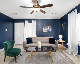 Price Drop![20% Off]lovely 3br & 2bth Apt-14c - Cypress - Living room