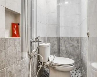 RedDoorz near Binus Anggrek 2 - Yakarta - Baño