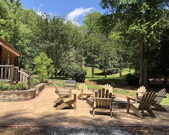 Deerfield Cabin Location, Location, Location! Best in Downtown Helen! - Helen - Patio