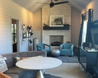 Beautiful Hill Country Charm. 88 acres with mini farm animals. - Wimberley - Living room