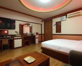 Utopia Hotel - Gumi - Bedroom