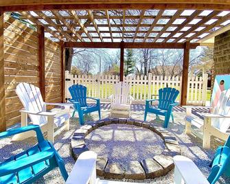 Designer's Stylish & Historic Home on Main Street - Kingsville - Patio