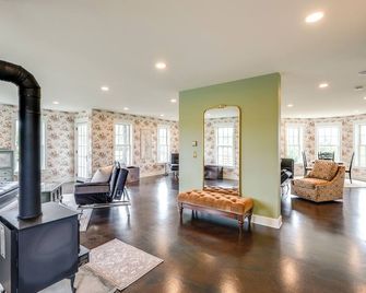 The White House - best view in CVNP - Northfield - Living room