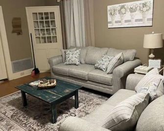 Charming 1930's Euclid Ave Bungalow - Laurel - Wohnzimmer