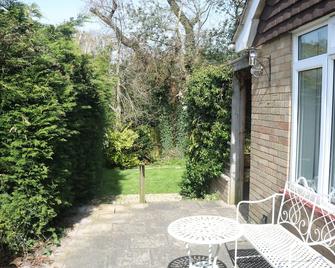 Lovely dog friendly 2 bed bungalow with parking - Sway - Patio
