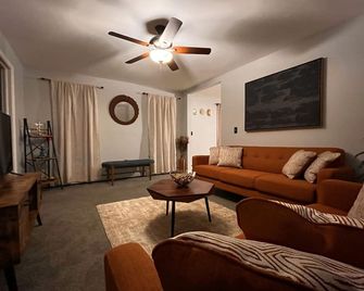 Beautiful cozy2 bedrooms located in a safe community just minutes from downtown. - East Hartford - Living room