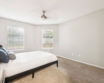 The Davis 916 I Comfy 2 Bed 2 Bath - Huntsville - Bedroom