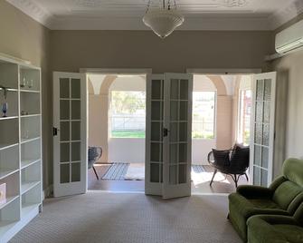 Your Own Art Deco Home in Warwick - 워릭 - 거실