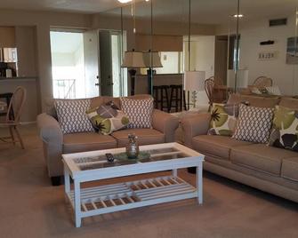 Cozy Two Bedroom Condo Tucked Away In The Serene Settings Of East Lake Woodlands - Oldsmar - Living room