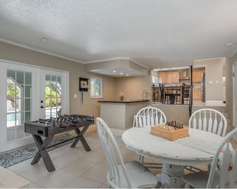 Great 6BR for All Ages/Heated Pool 5 Min to Beach by RedAwning - Seminole - Comedor