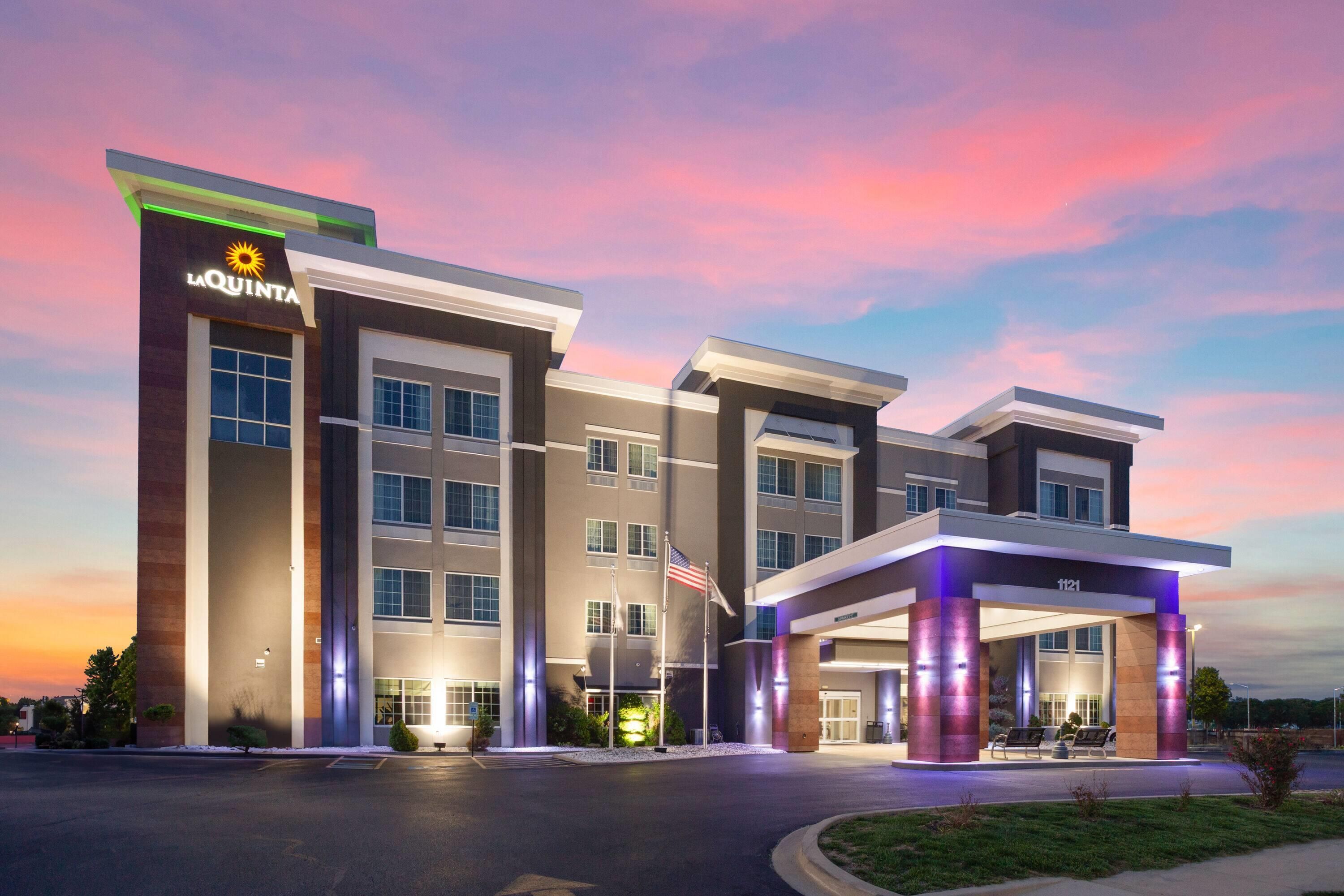 La Quinta Inn & Suites by Wyndham Springfield IL - ספרינגפילד - בניין