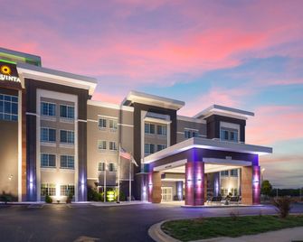 La Quinta Inn & Suites by Wyndham Springfield IL - ספרינגפילד - בניין