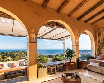 Stunning Villa Ibizenca with private pool in Sitges - Sitges - Balcony