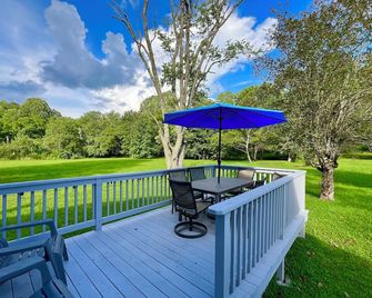 15min to Cherohala 30min to Fontana. Motorcycle friendly. Sleeps 8. Pets! - Robbinsville - Innenhof