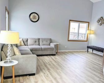 Charming 3-Bedroom Home Near South Elgin - South Elgin - Sala de estar