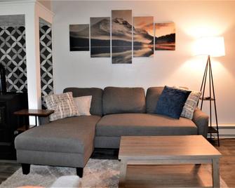 Get-Away Chalet @Blue Knob! King bed/2BR/2BA Ski/Ride/Tube! Hot tub/Pool/Sauna - Claysburg - Living room