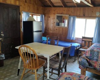 Cabin 7 at Sportsman's Lodge - Red Feather Lakes - Dining room