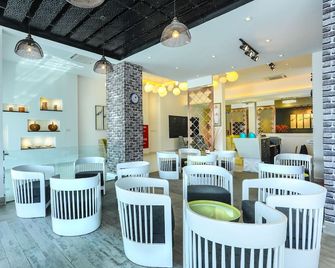 Zaki Hotel Apartment - Sur - Oleskelutila
