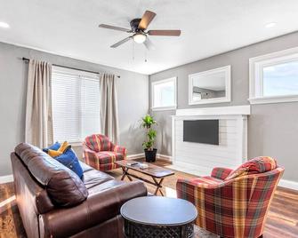 Stay Stl-Huge Cheery 1br-In Unit W/D-Parking - St. Louis - Wohnzimmer