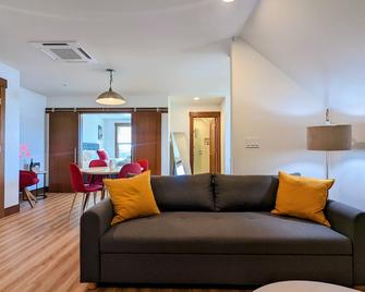 Newberg Wine Country Suites: Noir Room - Newberg - Living room