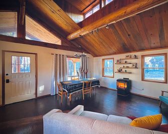 Charming 2-bedroom cabin near Bluewood Ski Resort - Dayton - Soggiorno