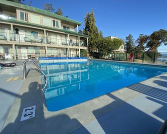 Seaside Getaway for 2 - Oceanfront Heated Pool/Hot Tub and private dock - Ladysmith - Pool