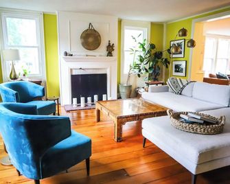 Family-Friendly Historic Home with Private Sauna and Spacious Yard - Homer - Living room