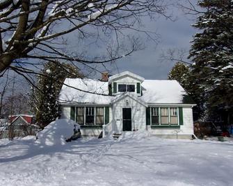 Family and Friends 4 Bedroom Newer Vacation Home - Petoskey - Building