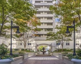 Spacious 2 Bedroom 2 Bathroom Apartment with Balcony in Uptown Charlotte! City Views & Free Parking! - Charlotte - Edificio