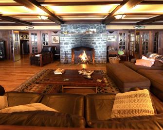 Point Comfort Lodge and Cabins - Klamath Falls - Lounge