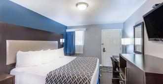 Days Inn by Wyndham Austin/University/Downtown - Austin - Bedroom