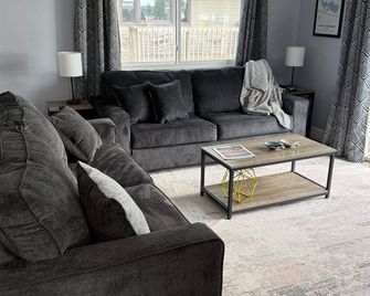 Stunning Lakefront Retreat on Peaceful Lake Pleasant - Fremont - Living room