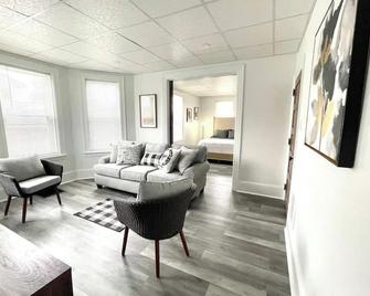 Cozy Lancaster Apartment Near Attractions - Lancaster - Living room