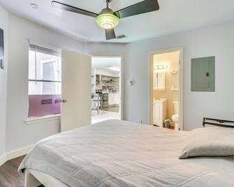 4 Mi to Dtwn: Gem w/ Pool Access & Patio in Austin - אוסטין - חדר שינה