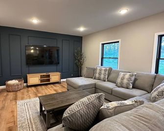 Beautiful 5 star home overlooking Round Lake 6 bedrooms - Benton Harbor - Living room