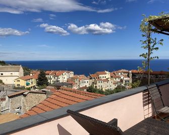 Holiday house with sea view and sun terrace, 4 km to beach - Cipressa - Balcón