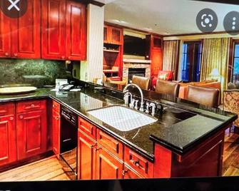 Aspen Highlands Ritz Carlton spacious 3-bedroom corner unit - 阿斯潘 - 廚房