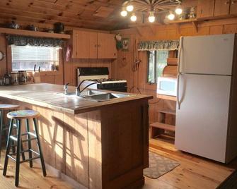 Cross Creek Ranch log home hideaway for the perfect getaway - Gypsum - Cocina