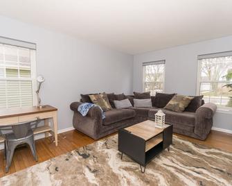 Family Heaven Retreat, 6 Bedroom, Sleep 16 - Carol Stream - Pokój dzienny