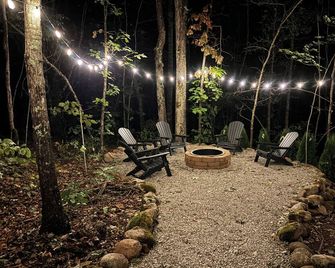 Mountain Mist-HOT TUB, King bed, fire pit, modern meticulous home in Monteagle - Monteagle - Binnenhof