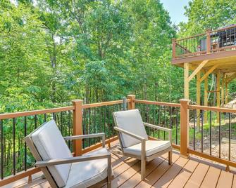 Gas Grill, Lake Access Scenic Poconos Retreat! - East Stroudsburg - Balcón