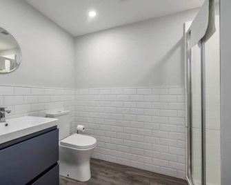 Central Belfast Apartments - The Malone Suites - Belfast - Bathroom
