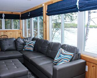 Lake Winnisquam Getaway - Sanbornton - Living room