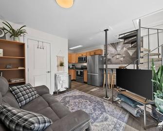 The Alpenglow Loft - 1 Bed/1Bath- Radiant Charmer - Anchorage - Sala de estar