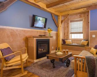 Private pet-friendly cabin in the woods w/ private campfire pit & screened porch - Ripton - Sala de estar