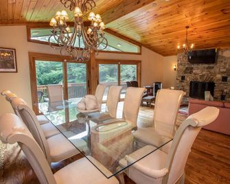 Upper House at Tiffanys Estate - Elk Park - Dining room