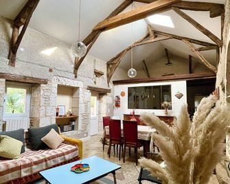 オ トロワ ピュイ - カオール - リビングルーム