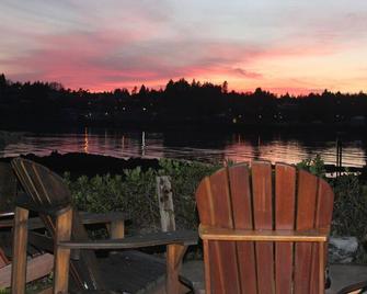 King Cove - private ocean room, hot tub access - Ucluelet - Terasa