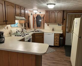 Quiet waterfront cabin near Tomahawk & Minocqua, Pet friendly - Tomahawk - Keuken