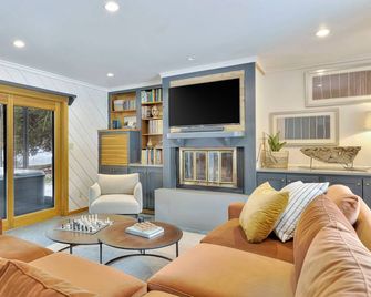 New Luxe Family Retreat in Perfect Location Moments From The Beach - Stevensville - Living room